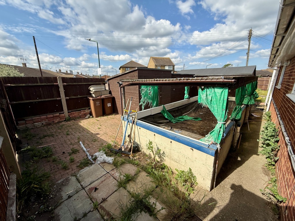 Lot: 106 - THREE-BEDROOM EXTENDED BUNGALOW FOR IMPROVEMENT - Garden to side